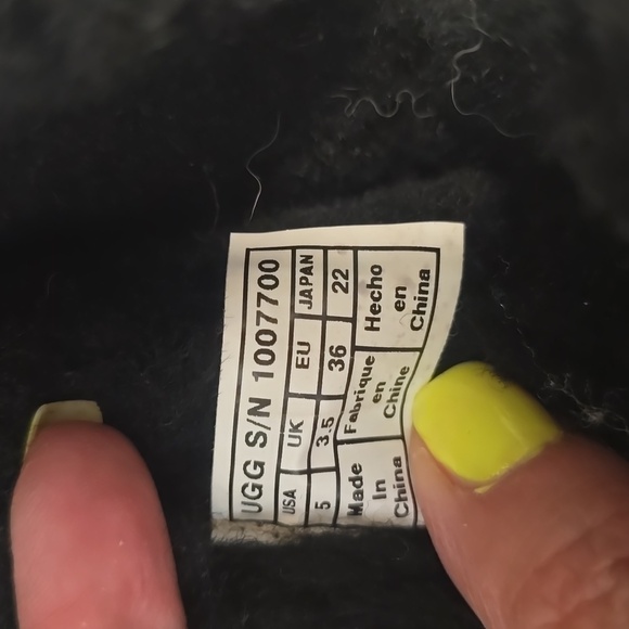 LIKE NEW UGG boots, size 5 kids - Picture 5 of 7